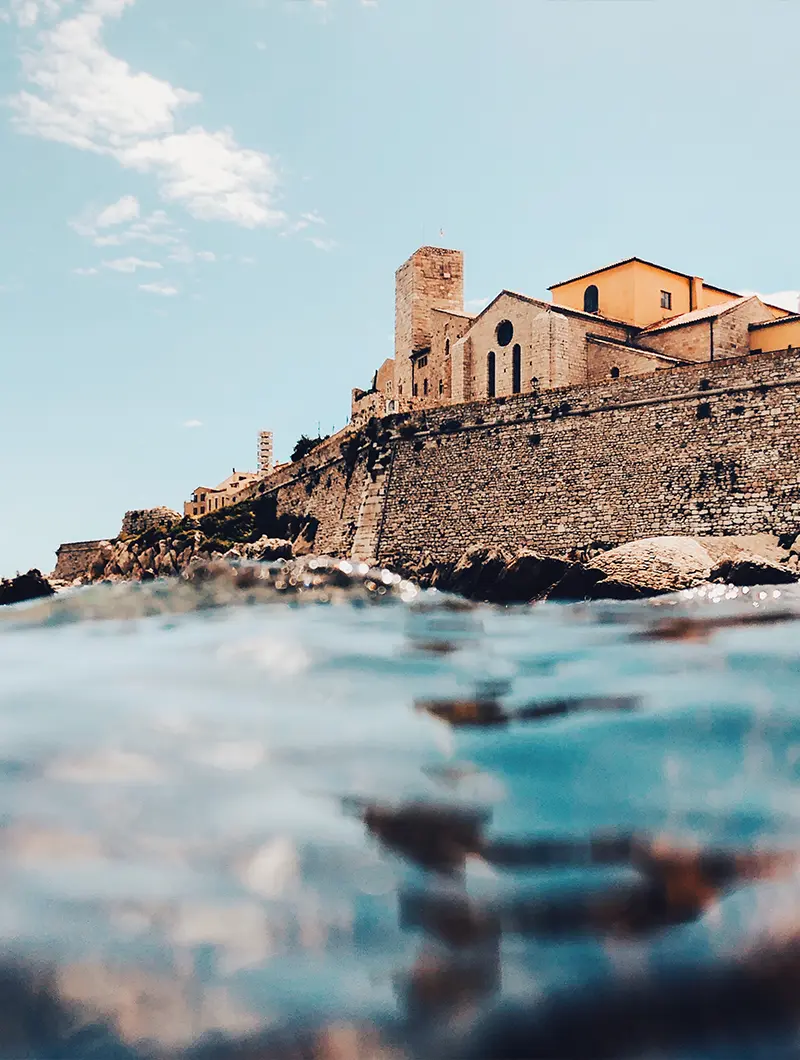 Découvrez Antibes avec les chambres d'hôtes du Mas des Amandiers à Vence